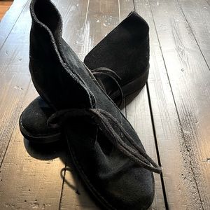 Clark’s black suede 7.5 short boots